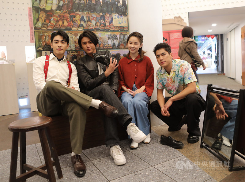 台劇「天橋上的魔術師」20日開播,演員宋柏緯(左起)、羅士齊、盧以恩、朱軒洋21日到西門紅樓展覽踩點,為戲宣傳。(公視、myVideo提供)中央社記者葉冠吟傳真 110年2月21日