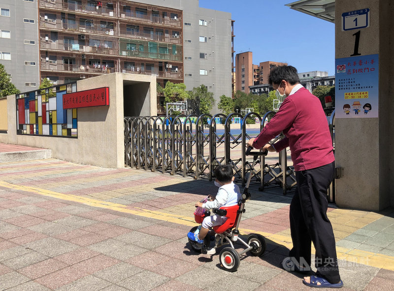 高中以下學校將於22日開學,各級學校已完成防疫整備及校園環境消毒,開學前校區全面禁止進入。中央社記者鄭傑文攝 110年2月21日