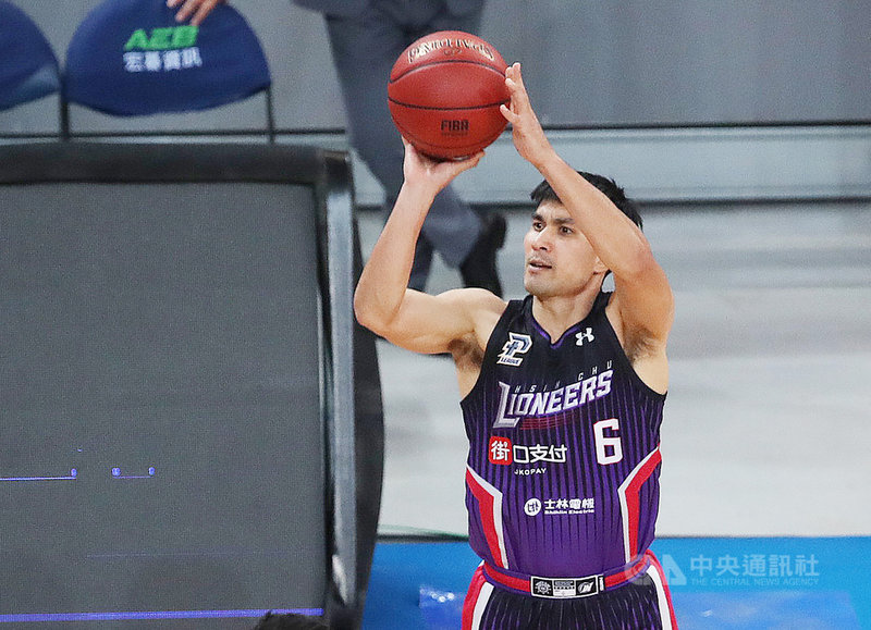台灣職業籃球聯盟P. LEAGUE+ 新竹街口攻城獅隊21日作客台北和平籃球館,可惜以97比106不敵台北富邦勇士隊,攻城獅陣中陳堅恩三分球出手9次命中5顆,為隊進帳15分。中央社 110年2月21日