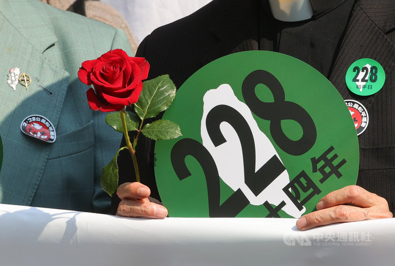二二八事件74週年,多個民團21日號召群眾走上街頭,舉辦「228.0紀念行動—拆除威權.起造新國家」活動,盼大家面對歷史真相,持續落實推動轉型正義。中央社記者謝佳璋攝 110年2月21日