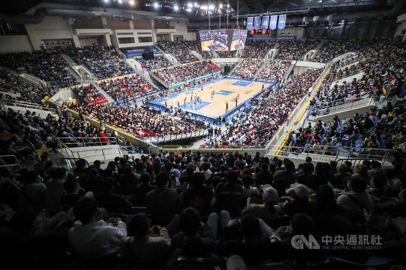 台灣職業籃球聯盟P. LEAGUE+(簡稱PLG)例行賽事持續展開,21日晚間在台北和平籃球館進行台北富邦勇士隊與新竹街口攻城獅隊的比賽,賽前門票熱銷一空,滿場球迷進場觀戰。中央社 110年2月21日