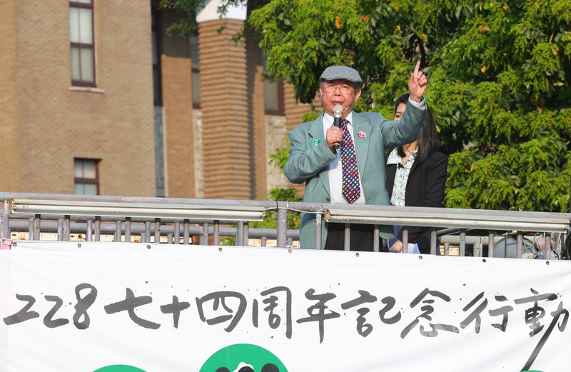 多個民間團體21日走上街頭紀念二二八,人權律師李勝雄(前)出席並表示,台北市政府與台灣國家聯盟28日將合辦紀念活動,北市府竟邀請前國民黨主席馬英九演講,這對受難者、對台灣人是一大侮辱。中央社記者謝佳璋攝 110年2月21日