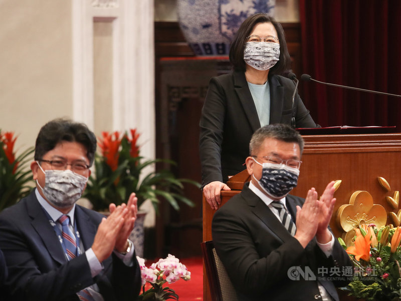總統蔡英文(後)22日接見2020年中華職棒總冠軍統一7-ELEVEn獅隊時表示,中華職棒大聯盟會長蔡其昌(前右)上任後,積極視察球場環境、洽談第6支球隊,她相信職棒前進的腳步一定會愈來愈快。中央社記者張新偉攝 110年2月22日