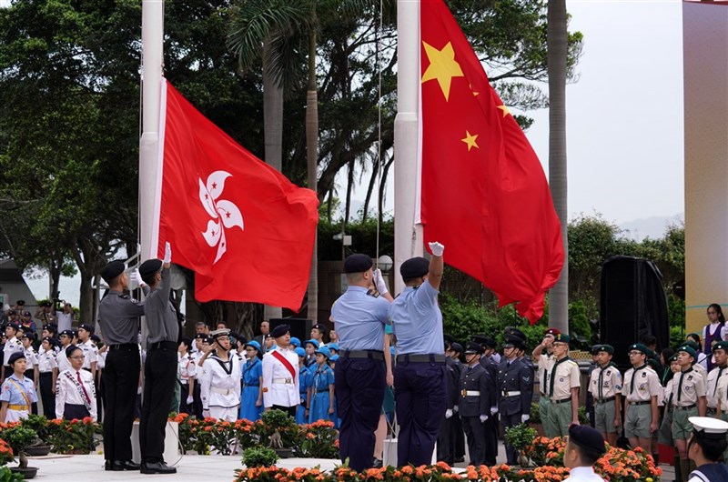 中國全國港澳研究會22日上午以視訊連線方式,據報導,中國國務院港澳事務辦公室主任夏寶龍就落實「愛國者治港」原則發表談話。圖為2019年香港舉行升旗典禮紀念五四運動100週年,青少年學生及各界人士出席。(中新社提供)