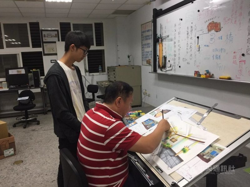 大湖農工教師林明錚(右)透過實作去培養學生的創意漆作、室內空間設計等專業能力,幫助偏鄉學生拿下技藝競賽金手獎。(教育部提供)中央社記者許秩維傳真 110年2月22日