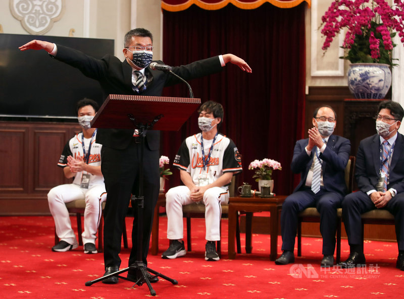 總統蔡英文22日接見去年中職冠軍隊伍統一獅,中職會長蔡其昌(前)送上「飛起來」的祝福手勢並說,這是幾個月前自己最討厭的動作,也點名吳桀睿(後左)和潘武雄讓他心碎。中央社記者張新偉攝 110年2月22日