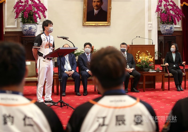 總統蔡英文22日接見2020年中華職棒總冠軍統一7-ELEVEn獅隊,獅隊總教練林岳平(左)第2度入總統府,他笑說收到致詞任務比較擔心,但可以接受總統接見是榮耀,代表2020年整年的努力和表現受到肯定,對球員和教練團來說,也會更有動力和目標。中央社記者張新偉攝 110年2月22日