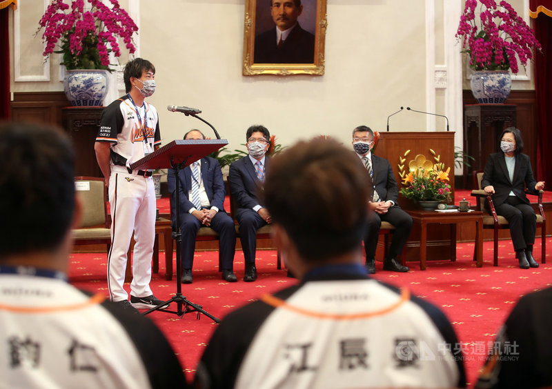 總統蔡英文22日接見2020年中華職棒總冠軍統一7-ELEVEn獅隊,獅隊總教練林岳平(左)第2度入總統府,他笑說收到致詞任務比較擔心,但可以接受總統接見是榮耀,代表2020年整年的努力和表現受到肯定,對球員和教練團來說,也會更有動力和目標。中央社記者張新偉攝 110年2月22日