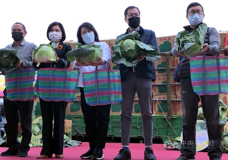 近期高麗菜盛產價跌，嘉義市長黃敏惠（右3）日前號召採購雲林在地高麗菜，雲林縣長張麗善（左2）22日感謝嘉義市政府伸援手，以實際行動支持菜農。中央社記者黃國芳攝　110年2月22日