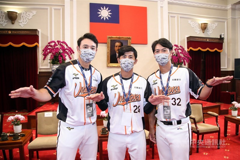 總統蔡英文22日接見2020年中華職棒總冠軍統一7-ELEVEn獅隊,蔡總統特別點名「外野三帥」陳傑憲(中)、蘇智傑(右)、林安可(左),誇他們雖戴著口罩還是帥,3人是首次進總統府。中央社記者張新偉攝 110年2月22日