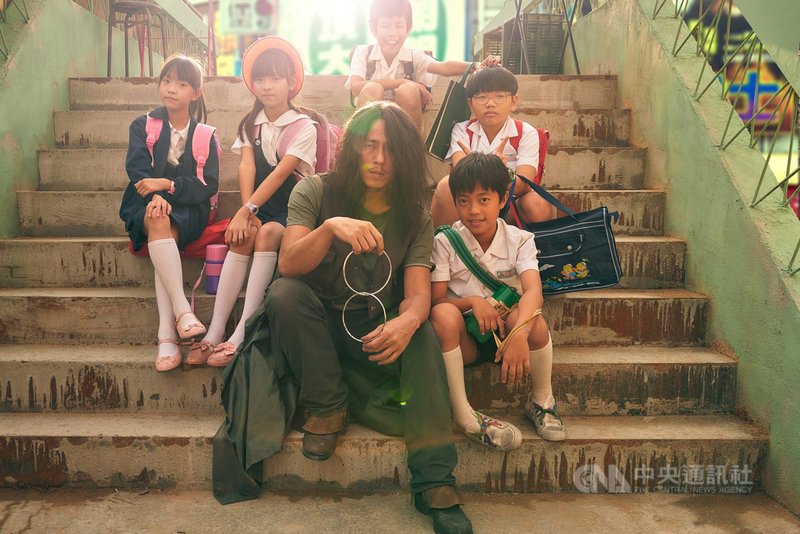 公視年度旗艦劇「天橋上的魔術師」20日首播開紅盤,收視率破1,「三小男孩」調皮可愛樣貌成功收服觀眾的心。(公視、myVideo提供)中央社記者葉冠吟傳真 110年2月22日