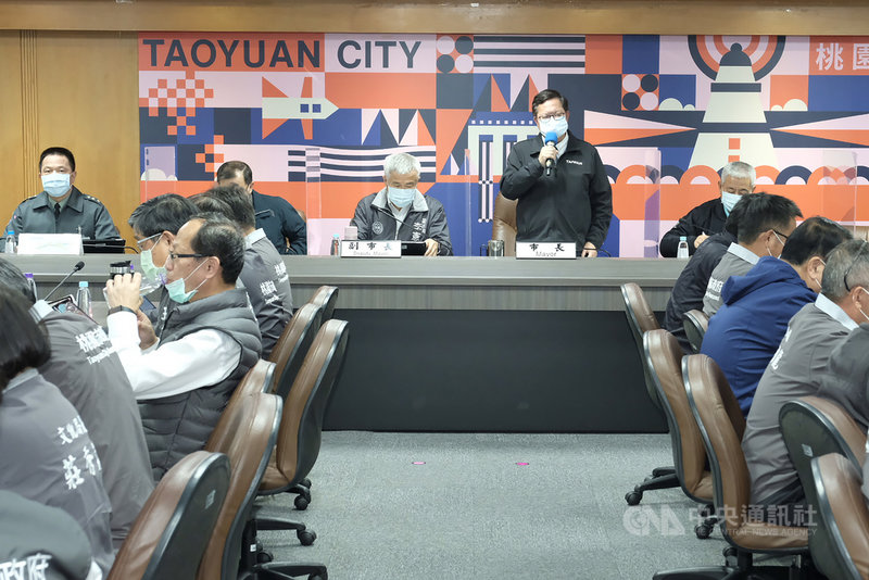 桃園市長鄭文燦(站者)22日出席防疫專案會議表示,部桃事件已落幕,桃園市的區里民政業務研討相關等活動將到金門及澎湖舉辦,希望桃園與離島縣市維持緊密關係。中央社記者吳睿騏桃園攝 110年2月22日