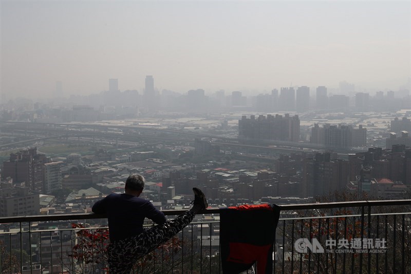 環保署22日表示,西半部擴散條件不佳,易累積污染物,北部、雲嘉南空氣品質不佳。圖為新北市五股6日空氣品質不佳。(中央社檔案照片)