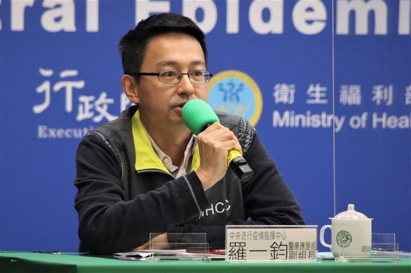 中央流行疫情指揮中心醫療應變組副組長羅一鈞22日指出,美國接種mRNA疫苗後約25%民眾出現發燒症狀,AZ疫苗在歐洲發燒比率則約10%至20%。(中央流行疫情指揮中心提供)