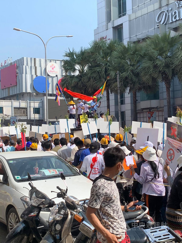 緬甸公民社群發起22222全國大罷工,全國各地都有上萬民眾走上街頭抗議。圖為緬甸第二大城瓦城的街頭抗議。(緬甸民眾Marina提供)中央社記者呂欣憓曼谷傳真 110年2月22日