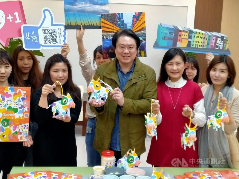 歡慶元宵節,基隆市政府推出「霓虹小乳牛」提燈,市長林右昌(前中)23日表示,今年的提燈設計,特別選擇純潔明亮的白色作為底色,藉由牛隻身上的七彩斑點展現童趣,搭配環保材質,設計成可愛立體的小牛造型,非常適合親子共同DIY。中央社記者王朝鈺攝 110年2月23日