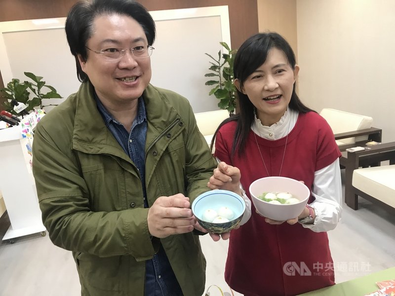 基隆市長林右昌(左)23日與市府觀光及城市行銷處長曾姿雯(右)品嚐基隆知名店家湯圓,歡迎民眾到基隆吃元宵與湯圓。中央社記者王朝鈺攝 110年2月23日