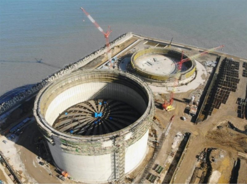 行政院預計5月中旬公布中油三接外推方案,農委會主委陳吉仲28日說,有把握可以找到雙贏方案。圖為第三座天然氣接收站興建中的空拍圖。(圖取自中油網頁www.cpc.com.tw)