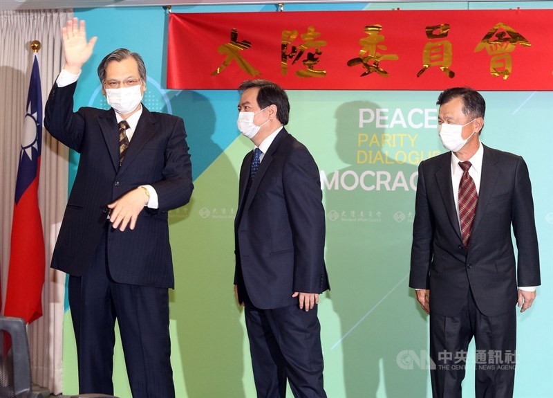 大陸委員會23日舉行主任委員交接典禮,卸任主委、新任國安局長陳明通(左)在政務委員羅秉成(中)監交下與新任陸委會主委邱太三(右)交接,典禮完成後陳明通向大家揮手告別。中央社記者郭日曉攝 110年2月23日