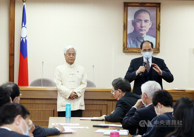為推廣台語漢詩,立法院日前成立三餘吟社,23日開課,院長游錫堃(後右)出席致詞。中央社記者郭日曉攝 110年2月23日