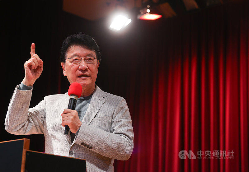 中廣董事長趙少康23日上午舉行記者會,說明國家憲政體制及修憲主張等議題。中央社記者謝佳璋攝 110年2月23日