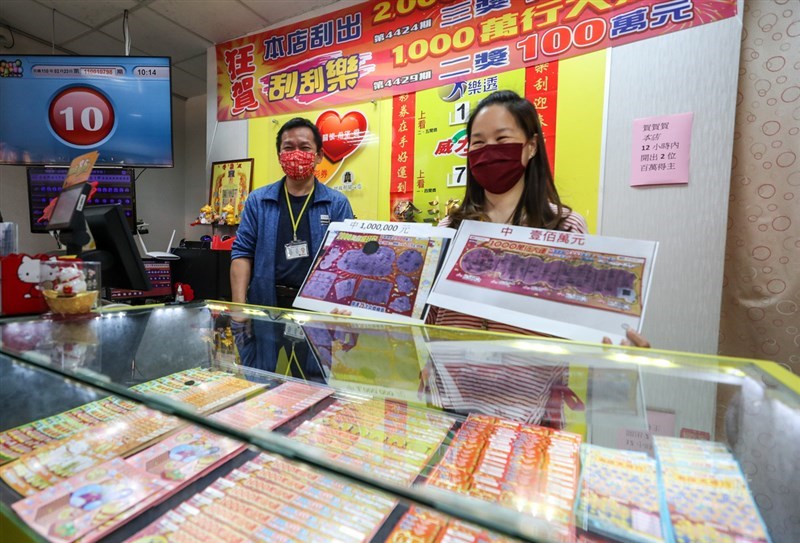 台北市大同區「金三角彩券行」開出「2000萬超級紅包」三獎新台幣100萬元,老闆娘陳小姐(右)23日受訪表示,當天其實已經睡了,近凌晨3點接到電話詢問是否還有營業,一口答應「現在過來,彩券行會開門」,沒想到店裡就又再度幸運刮出100萬元獎項;她也感謝得主們願意分享喜悅。中央社記者裴禛攝 110年2月23日