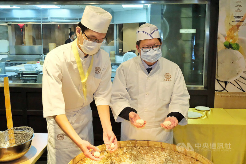基隆市長林右昌23日向各縣市的元宵下戰帖,桃園市長鄭文燦(右)信心十足的接受挑戰,他表示,不管是傳統市場或食品工廠,桃園的元宵、湯圓選擇都很多,他更親自拍片宣傳,不會輸給基隆市。中央社記者吳睿騏桃園攝 110年2月23日
