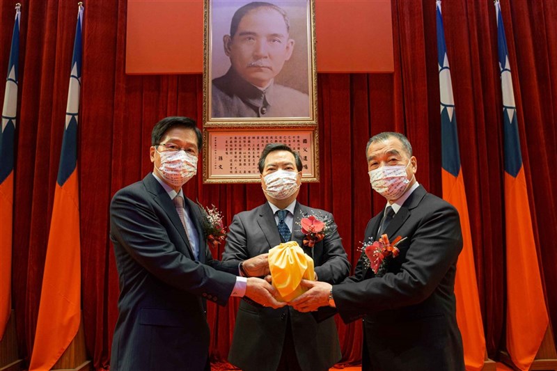 國防部23日舉辦部長交接典禮,由行政院政務委員羅秉成(中)主持;接任部長的邱國正(右)從卸任部長嚴德發(左)手中接下印信。(軍聞社提供)中央社記者游凱翔傳真 110年2月23日