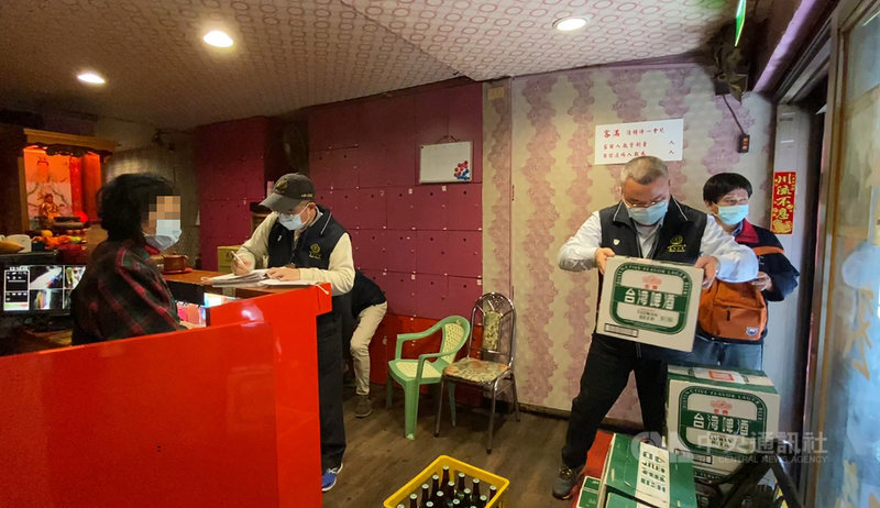 法務部行政執行署台北分署指出，在台北市萬華區經營陪侍酒店的黃姓男子，去年違反全面停止營業規定遭開罰新台幣35萬元但遲未繳付，台北分署23日派員到酒店查扣現金、啤酒、礦泉水及營業用電視等物資與設備。（行政執行署台北分署提供）中央社記者蕭博文傳真  110年2月23日