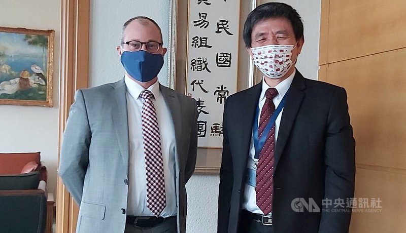 中華民國常駐世界貿易組織代表羅昌發(右)2月11日與美國駐世貿代理館長畢斯比會面,持續深化台美關係。(圖中華民國常駐世貿代表團提供)中央社記者唐佩君布魯塞爾傳真 110年2月22日