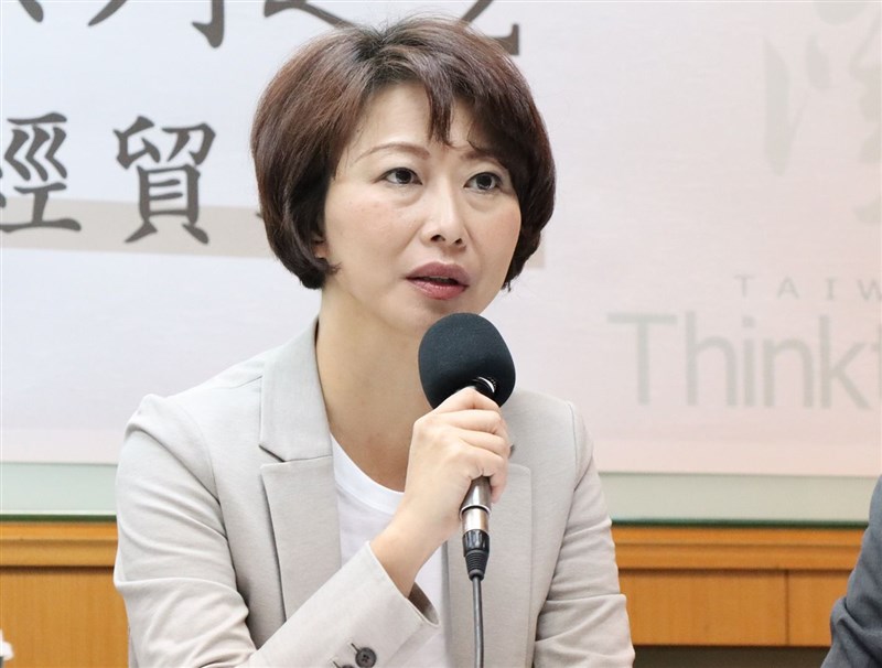 民進黨立委陳亭妃另提修憲案版本,內容僅保留實質廢省、降低修憲門檻,未涉統獨敏感神經,預計排入26日院會議程。(圖取自facebook.com/fififans)