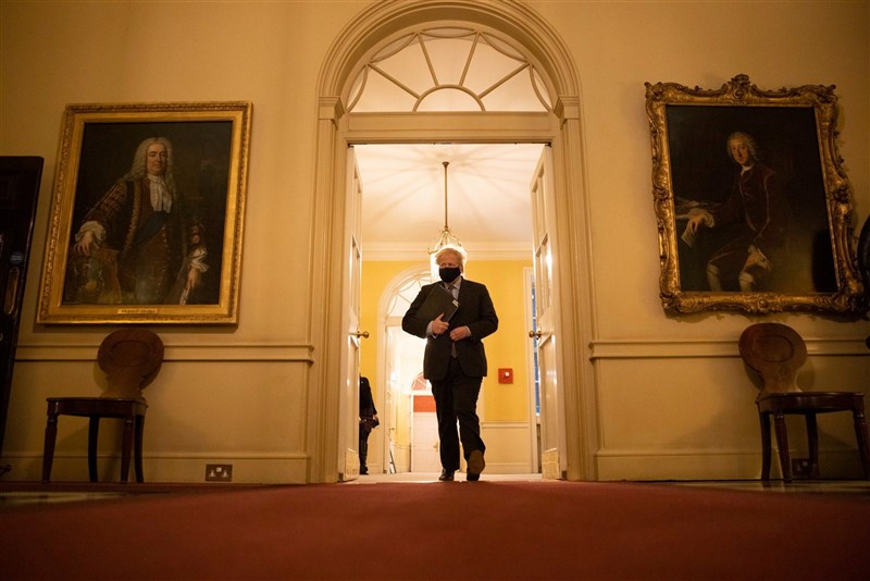英國首相強生22日對國會宣布英格蘭地區4階段解除封城計畫。(圖取自facebook.com/borisjohnson)