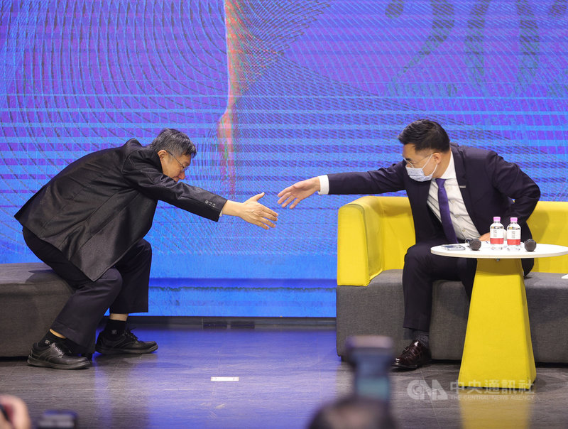 國民黨24日舉辦「願景台灣2030」第二場論壇,以「活不起的未來」為主題,聚焦居住正義、分配正義、低薪等社會議題,國民黨主席江啟臣(右)、台北市長柯文哲(左)同台出席。中央社記者謝佳璋攝 110年2月24日