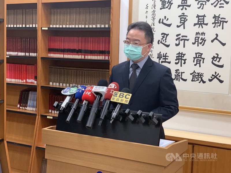 鐵路警察李承翰在嘉義車站遭刺死,嘉義地院以凶嫌鄭姓男子罹患思覺失調症而判無罪,台南高分院24日認定鄭男辨識行為及控制能力未完全喪失,改判17年。圖為台南高分院刑事庭庭長陳連發說明合議庭判決理由。中央社記者張榮祥台南攝 110年2月24日