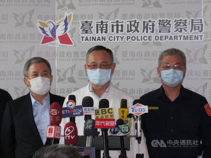 台南近期發生3起重大治安事件,造成2人死亡,警政署長陳家欽(中)24日南下台南市政府警察局表示,這幾起刑案主要是因幫派內部利益衝突所引起,之後會加緊掃蕩相關黑道勢力。中央社記張榮祥台南攝 110年2月24日