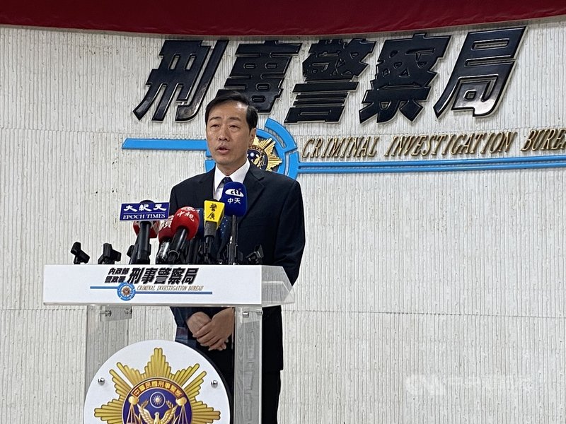 以26歲林男為首的假檢警詐騙集團透過租賃民宿作為移動詐欺機房,每半個月就轉移據點,初查有16人被害、財損人民幣近200萬元,刑事局偵查第四大隊副大隊長何明賢(圖)24日表示,專案小組獲報後,攻堅逮20嫌送辦。中央社記者黃麗芸攝 110年2月24日