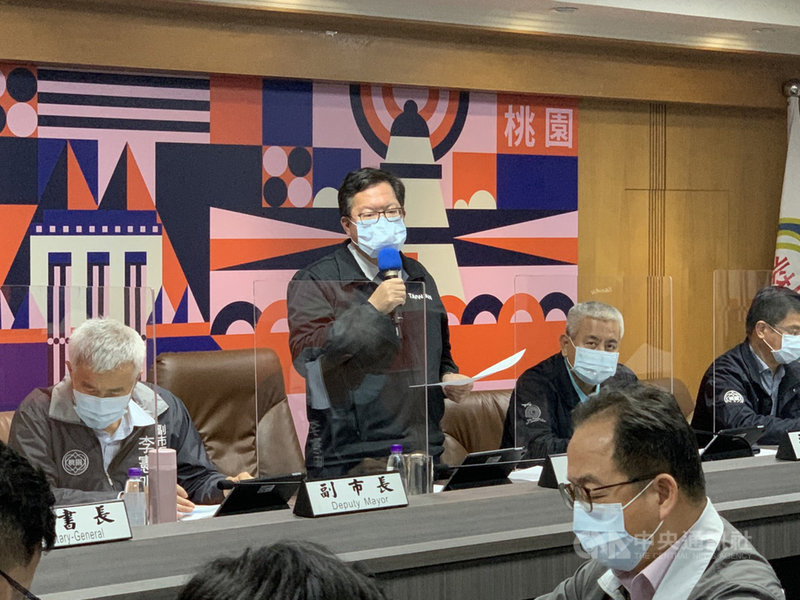 桃園市長鄭文燦(左2)24日下午主持桃園市政府防疫紓困振興專案會議時表示,市府機關和社團、企業等,3月1日以後可舉辦春酒,盼振興餐飲商機。中央社記者葉臻攝 110年2月24日