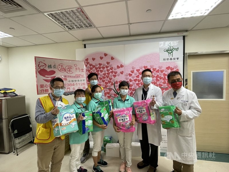 台中榮總乳房腫瘤科發起「愛心捐尿布,助創世植物人」活動,邀請乳癌患者響應,24日將募得的1100包尿布捐給創世基金會台中分院。(台中榮總提供)中央社記者郝雪卿傳真 110年2月24日