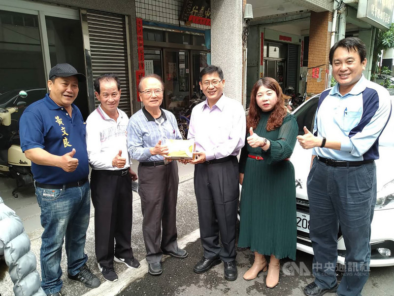 高雄中博高架橋27日零時起要封路拆除,為減輕工程期間帶來不便及衝擊,三民區公所24日派員訪視周邊里鄰、發送禮品及耳塞並宣導配套措施等。(高雄市政府提供)中央社記者王淑芬傳真 110年2月24日