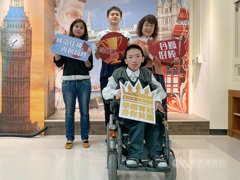 學測成績24日公布,罹患先天性肌肉萎縮症的新北市丹鳳高中學生黃宥嘉(前)國文獲得滿級分,他將克服逆境的生命故事寫入文章中,文字充滿生命熱情。後右為校長曾慧媚。(新北教育局提供)中央社記者黃旭昇新北傳真 110年2月24日