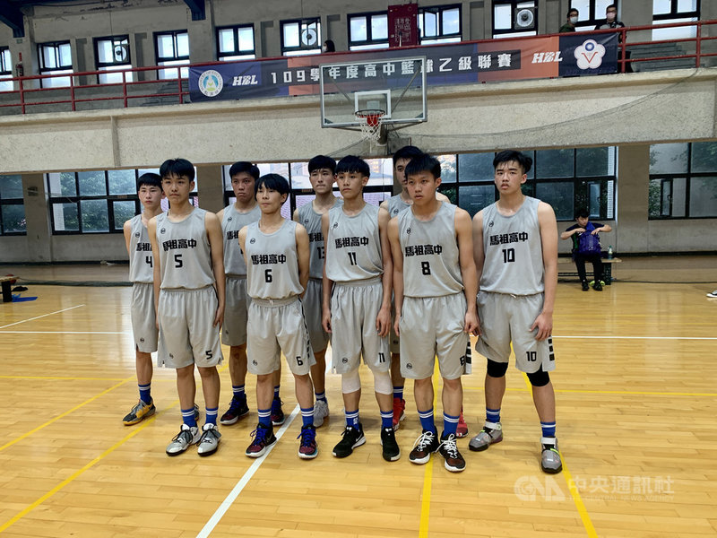 馬祖高中籃球隊僅有9人,今年是隊史相隔22年後再次來台參加HBL高中籃球聯賽,可惜24日在男子組乙級北區複賽苦吞2連敗,提前出局。中央社記者龍柏安攝 110年2月24日