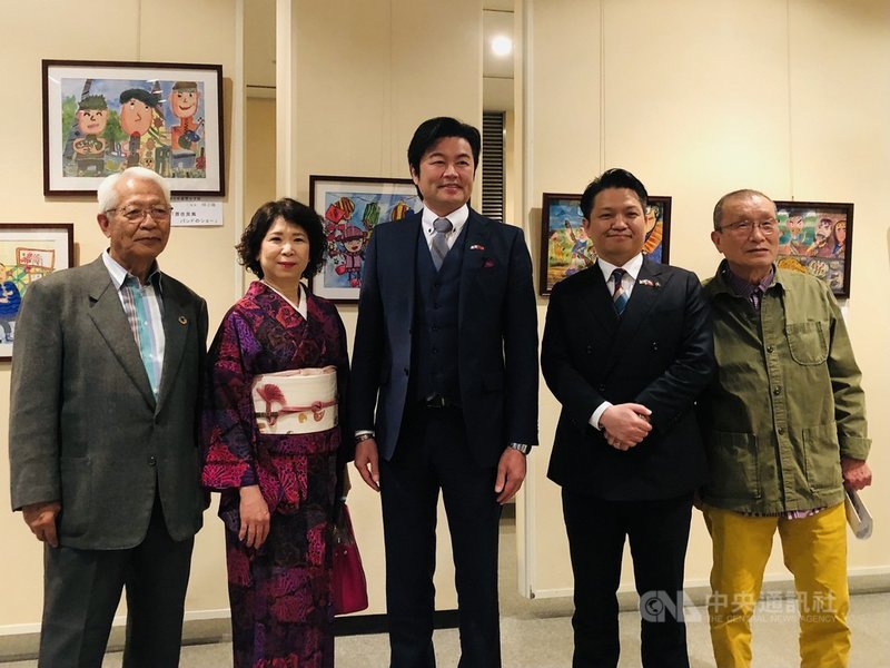 世界華人工商婦女企管協會日本關西分會長洪麗華(左2)與台北駐大阪經濟文化辦事處長李世丙(中)23日出席「台灣學校古典藝術作品日本巡迴展」和「台灣小學校作品特別展」。中央社記者魏紜鈴大阪攝 110年2月24日