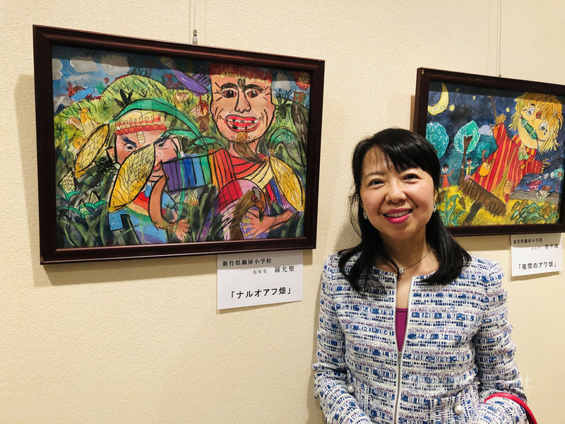 大阪岸和田文化會館展出台灣學子畫作。世界華人工商婦女企管協會日本關西分會副會長中西美姬23日介紹她最喜歡的畫:新竹縣錦屏國小五年級生羅允樂作品。中央社記者魏紜鈴大阪攝 110年2月24日