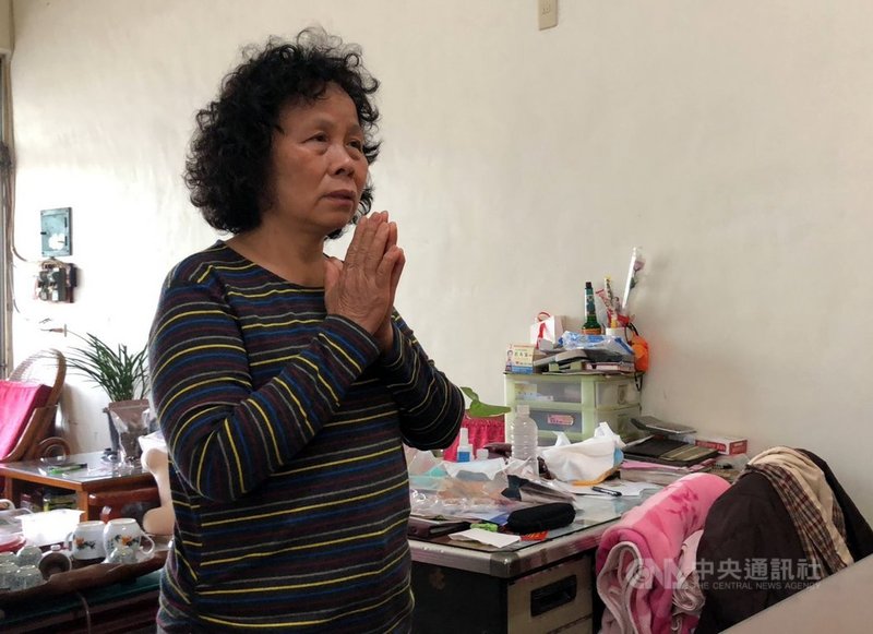 鐵路警察李承翰被刺死案,二審台南高分院24日改判鄭姓被告17年。李承翰的母親張秀珍(圖)對判決結果感到欣慰,並雙手合十告知丈夫及李承翰判決結果。中央社記者黃國芳攝 110年2月24日