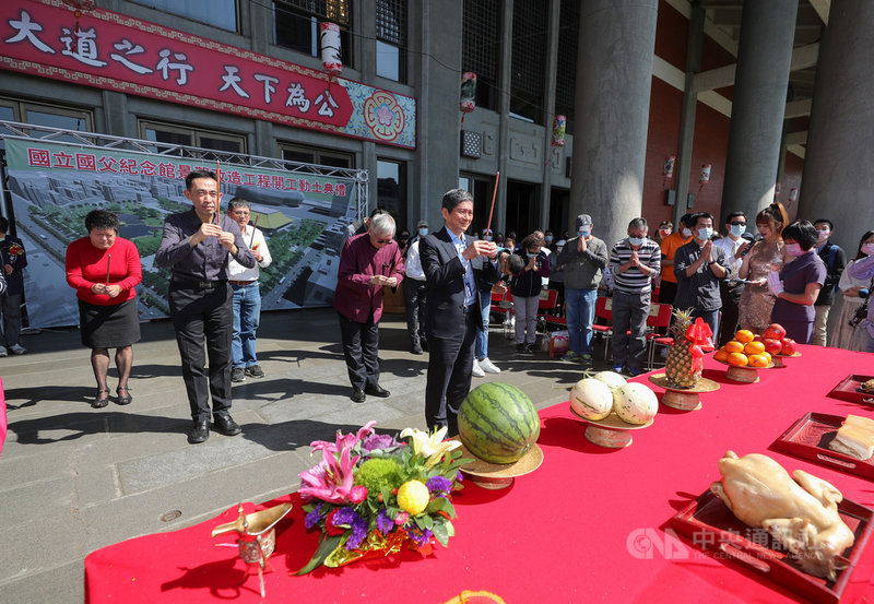 國父紀念館24日舉行景觀改造工程開工動土典禮,由文化部長李永得(中)擔任主祭人,上香祝禱工程開工平安順利。中央社記者裴禛攝 110年2月24日