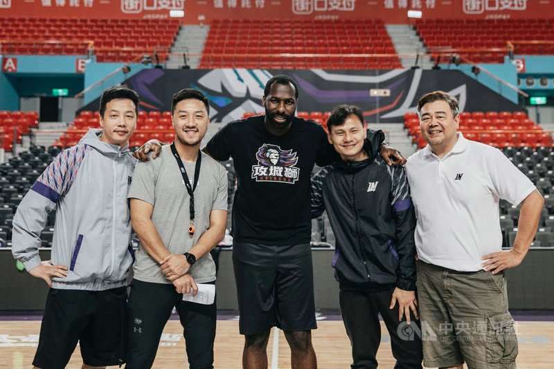 台灣職業籃球聯盟P. LEAGUE+(簡稱PLG)新竹街口攻城獅農曆春節與洋將雷特(中)解約,攻城獅24日宣布簽回雷特,改任「球員技巧發展教練」,盼能借助其經驗,強化攻城獅本土鋒線球員攻防技巧。(新竹街口攻城獅提供)中央社記者黃巧雯傳真 110年2月24日