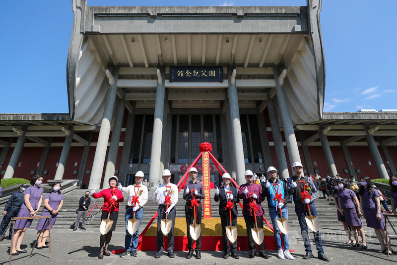 國父紀念館24日舉行景觀改造工程開工動土典禮暨記者會,文化部長李永得(右4)等人出席,盼工程圓滿順利。中央社記者裴禛攝 110年2月24日