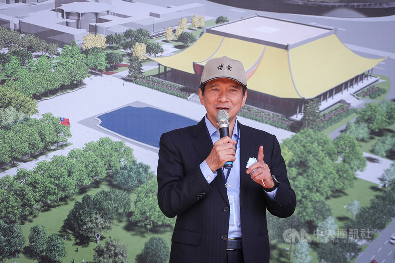 國父紀念館24日舉行景觀改造工程開工動土典禮暨記者會,文化部長李永得(圖)出席致詞表示,國父紀念館是全國性的文化地標,「在台灣近50年來扮演台灣整個文化精神象徵」,盡量回復當年建築師王大閎的設計。中央社記者裴禛攝 110年2月24日