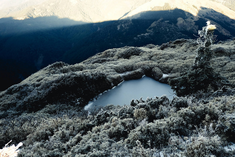 公視新紀實節目「群山之島與不去會死的他們」,第一集拍下登山家詹喬愉爬上奇萊北峰的過程。因為山上天氣多變,詹喬愉率劇組攻頂了3次,才拍到奇萊北峰的美景。(公視提供)中央社記者王心妤傳真 110年2月24日