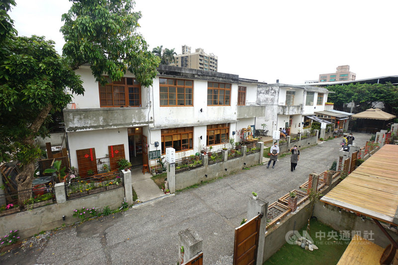 花蓮市仁愛街一處荒廢20多年的菸酒公賣局舊宿舍群,經地方文創業者重新整修、活化,成為美食文創基地「又一村」。中央社記者張祈攝 110年2月24日